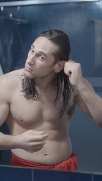 Jeune Caucasien Joli Homme Brossant Ses Cheveux Après Une Douche — Video