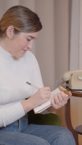 Empresaria Tomando Notas Cuaderno Casa Mujer Emprendedora Caucásica Escribiendo Horario — Vídeo de stock