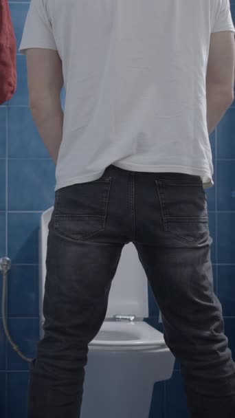 Jonge Blanke Man Plassen Het Toilet Terug Schot Verticale Video — Stockvideo