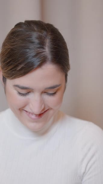 Kadın Tasarımcı Mutlulukla Yeni Bir Ürün Prototipi Sunuyor Basit Mücevher — Stok video