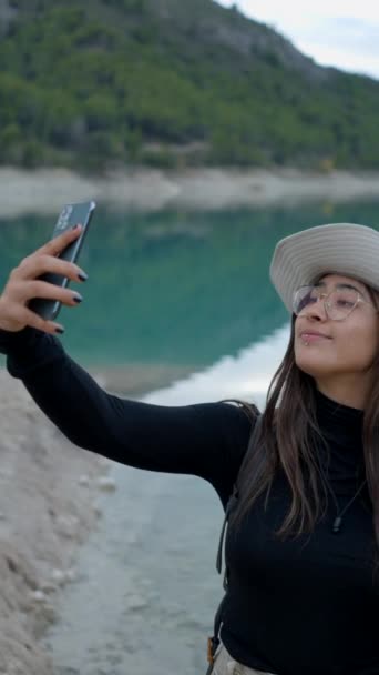Jong Gelukkig Vrouw Hoed Bril Neemt Selfies Met Telefoon Door — Stockvideo
