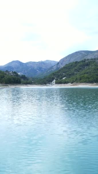 Low Forward Aerial Lake Forested Hills Guadalest Spain Vertical Video — Stok Video