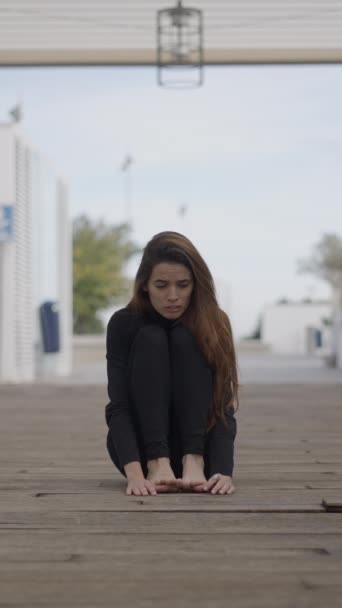 Femeia Tânără Stă Pod Din Lemn Arată Înspăimântată Centrată 1080 — Videoclip de stoc