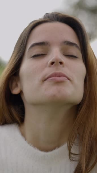 Detailní Záběr Tvář Mladé Ženy Ztěžka Oddechující Smějící Venku 1080 — Stock video