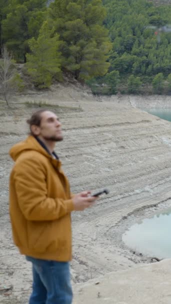 Jovem Começa Voa Drone Por Lago Imóvel Floresta Espanha Vídeo — Vídeo de Stock