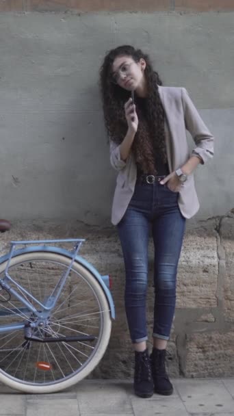Fata Bicicletă Primește Apel Smartphone Fotografiere Statică Vertical — Videoclip de stoc