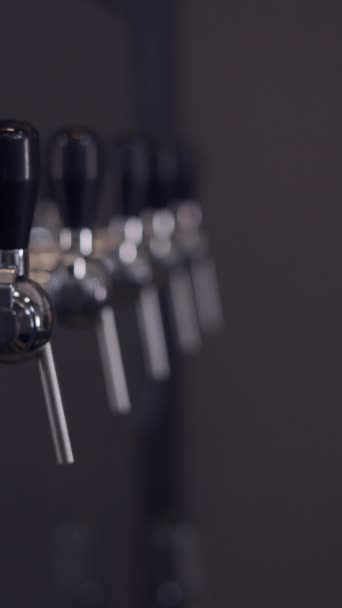 Draft Beer Taps Brewery Ostření Regálu Fullhd Vertikální Video — Stock video