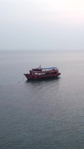 Красная Лодка Пришвартована Море Тао Koh Tao Вертикальное Видео Fullhd — стоковое видео
