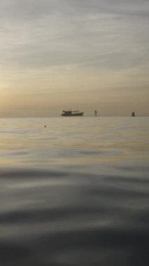 Tayland 'da gün batımında teknelerin panoramik görüntüsü - FHD Dikey