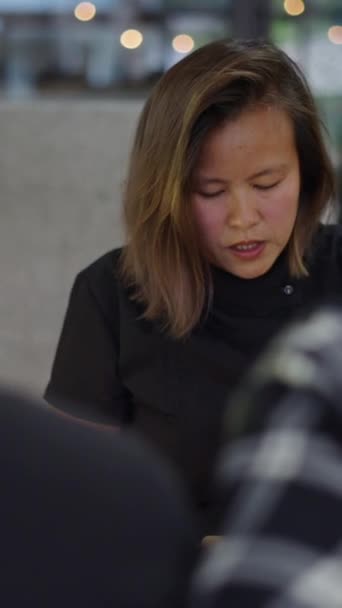 Pedagang Wanita Asia Menjelaskan Sesuatu Kepada Pasangan Full Video Vertikal — Stok Video