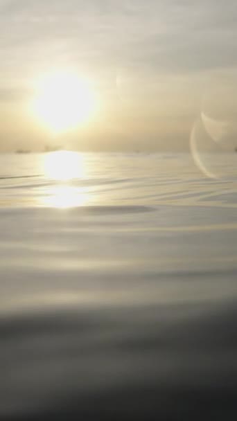 Вид Захід Сонця Поверхні Моря Вода Човнами Задньому Плані Fhd — стокове відео