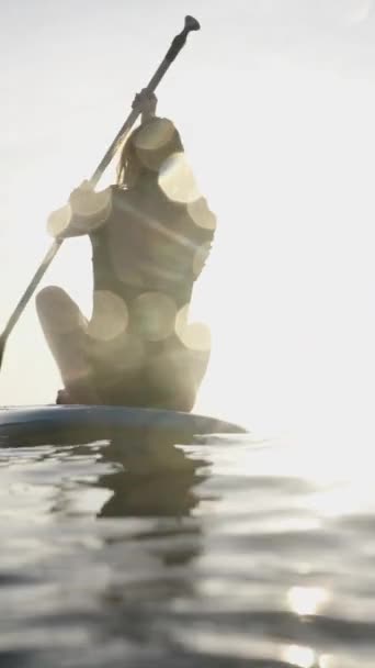在泰国 一对夫妇在日落时坐在桨板上划桨 Fhd垂直 — 图库视频影像