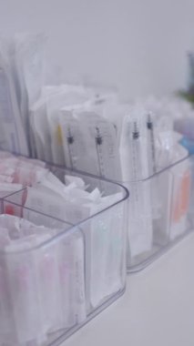 Kamera şırıngaları ve klinik aksesuarları bir danışma masasında gösteriyor - Sağlık hizmetleri konsepti FHD Dikey