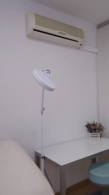 Kamera, güzel dekore edilmiş bir doktor ofisinden uzaklaşır - Sağlık hizmetleri konsepti FHD Dikey