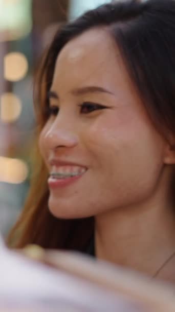 Una Chica Con Frenillos Sonríe Mercado Fhd Vídeo Vertical — Vídeo de stock