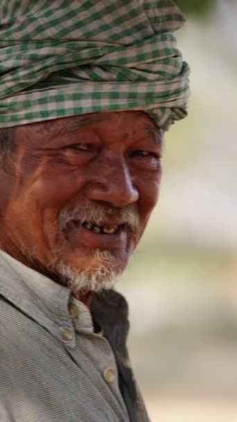 一名头戴头罩的亚洲男子的被窝 Fhd垂直录像 — 图库视频影像