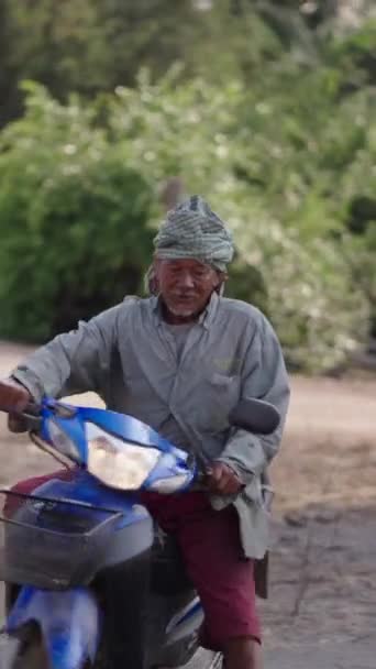 Thai Man Med Huvudet Täckt Rider Motorcykel Fhd Vertikal Video — Stockvideo