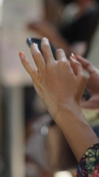 Неузнаваемая Тайская Девушка Смотрит Свой Телефон Fhd Вертикальное Видео — стоковое видео