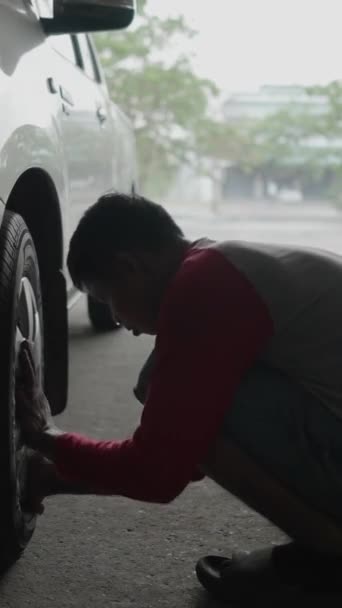 Wheel Hubcap Tightened Thai Man Fhd Horizontal Video — Stock Video