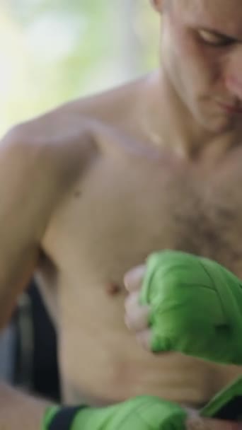 Muay Thaise Kaukasische Vechter Verbandt Zijn Hand Fhd Verticale Video — Stockvideo