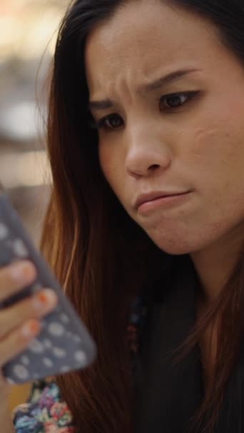 Μια Ταϊλανδέζα Γυναίκα Εκπλήσσεται Όταν Βλέπει Κάτι Στο Κινητό Της — Αρχείο Βίντεο