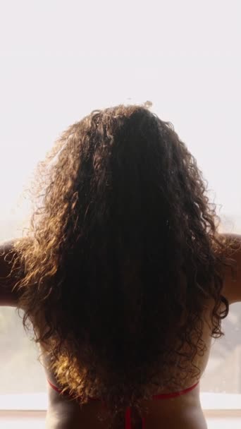 Tanımlanamayan Kahverengi Tenli Kız Pencere Perdelerini Kapatıyor Fhd Dikey Video — Stok video
