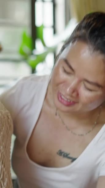 Een Mooie Thaise Naaister Meet Een Meisjes Taille Fhd Verticale — Stockvideo
