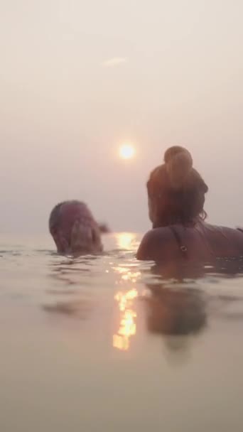 Ein Kaukasischer Mann Und Eine Asiatische Frau Küssen Sich Meerwasser — Stockvideo