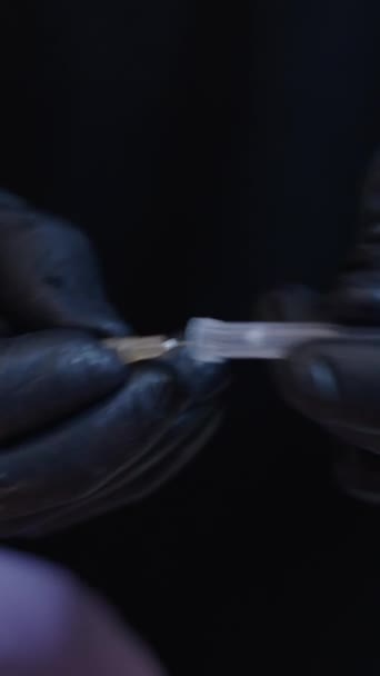 医生的手在诊所操作注射器 保健概念Fhd垂直 — 图库视频影像