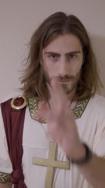 Człowiek Kapłańskiej Szacie Robi Znak Krzyża Jezu Chryste Podwójna Koncepcja — Wideo stockowe