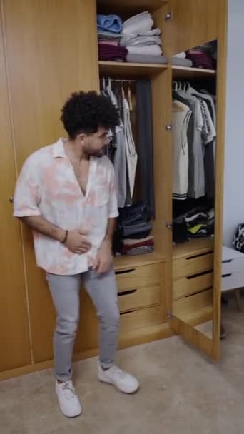 自宅で踊るパターンシャツのスレンダー少年 Fhd垂直ビデオ — ストック動画