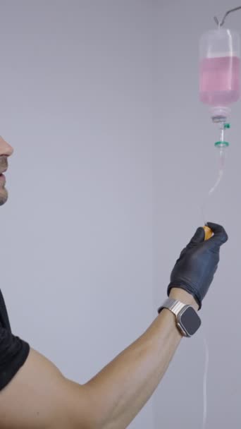 Medico Che Prepara Fluido Una Sessione Sieroterapia Fhd Vertical Video — Video Stock