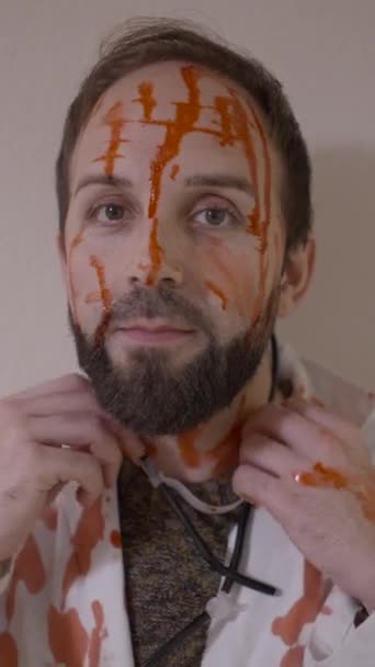 Médico Assustador Sangrento Traje Halloween Usando Estetoscópio Humor Assustador 1080 — Vídeo de Stock