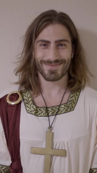 Glimlachende Blanke Volwassen Man Met Lang Haar Baard Gekleed Katholiek — Stockvideo