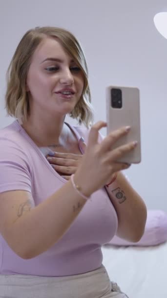 Wunderschönes Blondes Mädchen Spricht Videoanruf Über Ihre Behandlung Gesundheitskonzept Fhd — Stockvideo