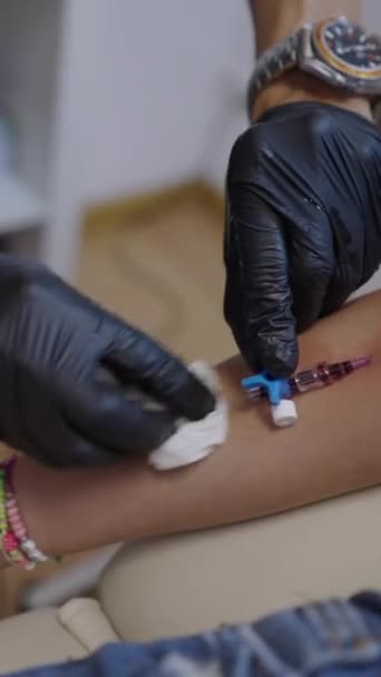 一名医生用手清洁手臂中Iv型肝炎的部位 Fhd垂直录像 — 图库视频影像