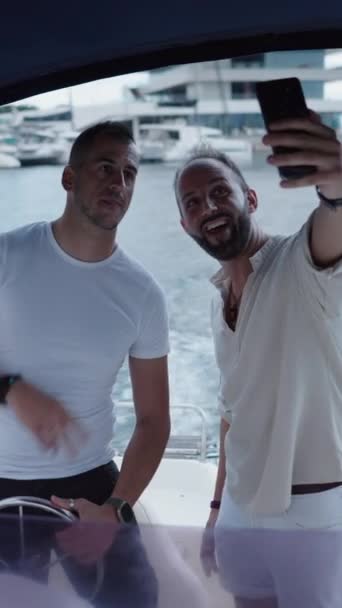 Par Hombres Adultos Caucásicos Tomando Una Selfie Barco Vertical Fhd — Vídeo de stock