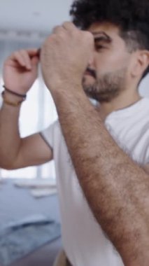Ukala çocuk odasında güneş gözlüğü takıyor - FHD dikey video