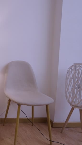 Κάμερα Δείχνει Καρέκλες Και Ένα Μικρό Τραπέζι Λάμπα Healthcare Έννοια — Αρχείο Βίντεο