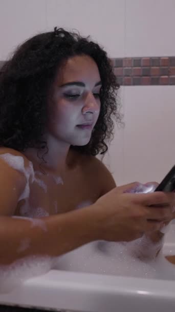 Sudamericano Adulto Ragazza Chat Sul Suo Cellulare Dalla Vasca Bagno — Video Stock