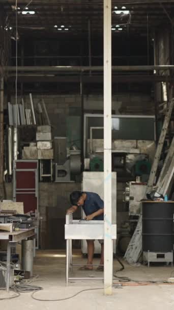 Weitwinkelaufnahme Eines Schweißers Bei Der Arbeit Einer Fabrik Thailand Fhd — Stockvideo