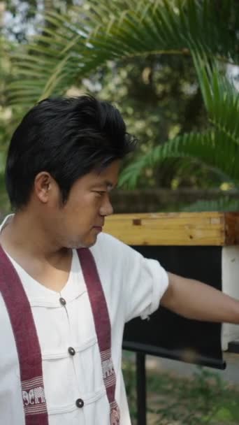 Взрослый Тайский Мужчина Улыбается Показывая Пчел Коробках Fhd Вертикальное Видео — стоковое видео