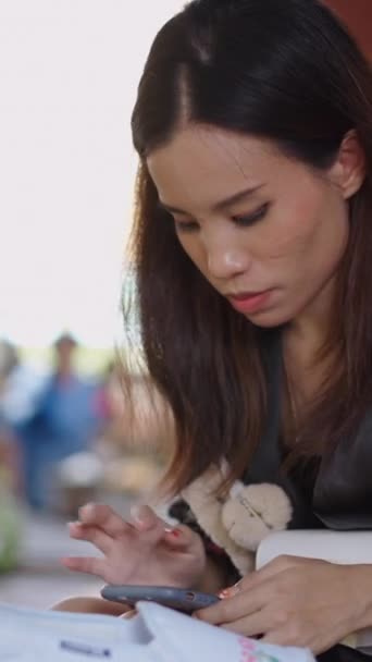 Nádherná Asijské Žena Hledá Něco Telefonu Fhd Vertikální Video — Stock video