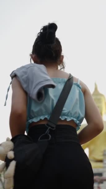 Thai Κορίτσι Πλησιάζει Ένα Χρυσό Θρησκευτικό Άγαλμα Fhd Κάθετη Βίντεο — Αρχείο Βίντεο