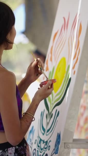 Kolorowy Rysunek Jest Namalowany Przez Piękną Tajkę Fhd Vertical Video — Wideo stockowe