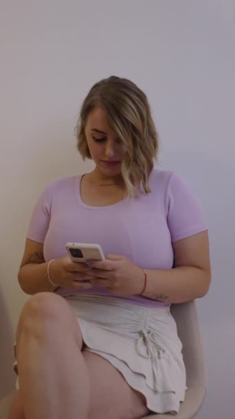 Kız Klinik Bekleme Odasında Cep Telefonlarına Bakıyor Sağlık Hizmetleri Konsepti — Stok video