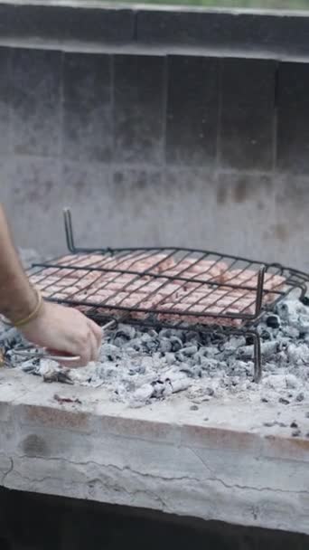 Kömürlerin Üzerine Bir Izgara Dolusu Sosis Konur Spanyol Geleneksel Yemekleri — Stok video