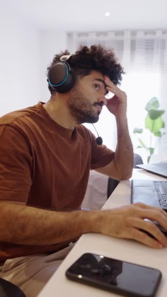 Homem Latino Acorda Pega Seu Celular Sua Mesa Trabalho Fhd — Vídeo de Stock