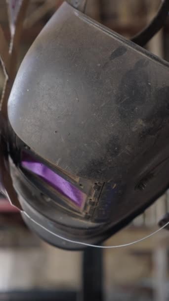 産業用金属工場で吊るす汚れた溶接ヘルメット Fhd垂直ビデオ Fhd垂直ビデオ — ストック動画