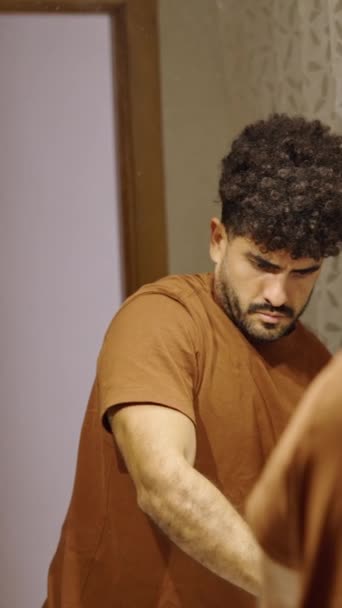 Homem Venezuelano Com Cabelo Afro Limpeza Vidro Higiênico Fhd Vídeo — Vídeo de Stock